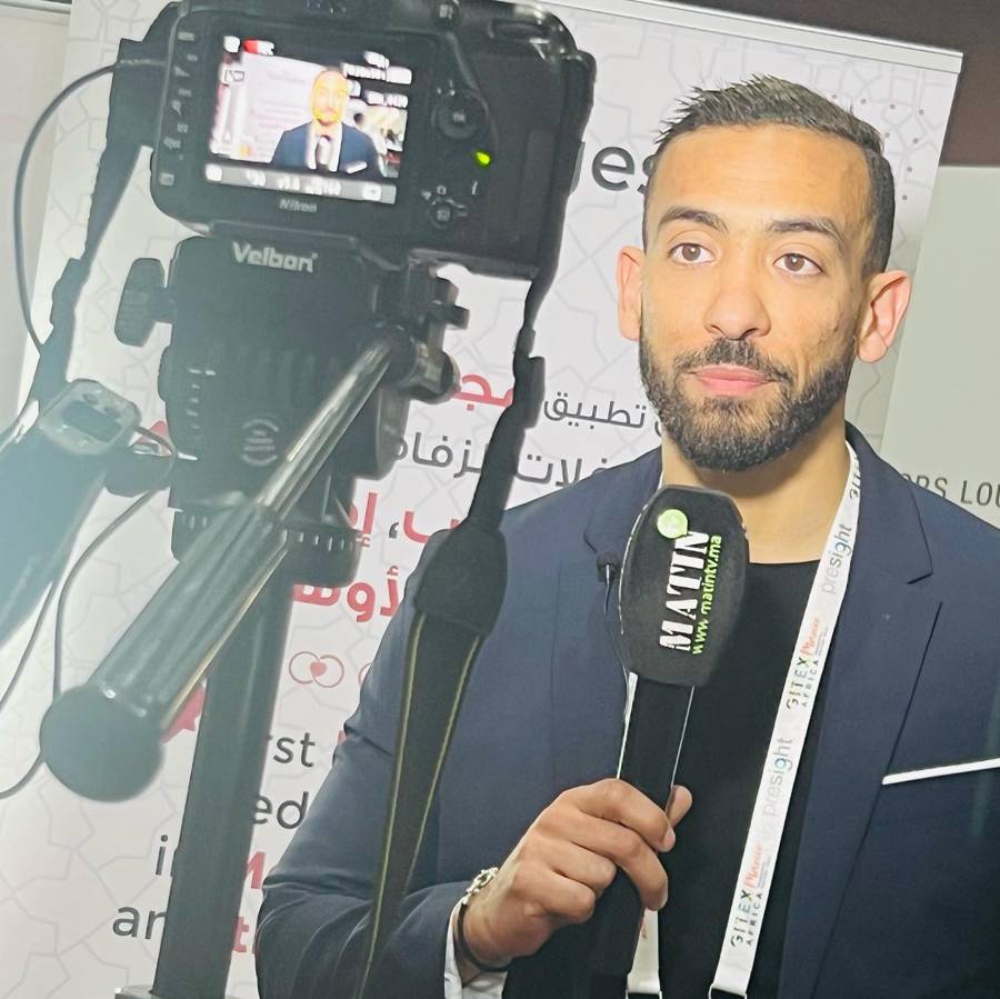 Chouaib Rahmouni en interview micro en main